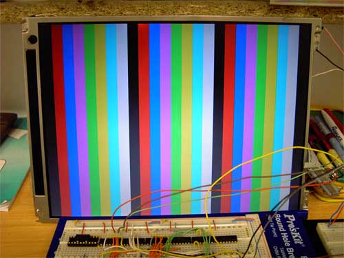 Na displeji se zobrazilo několik barevných a svislých pruhů po osmi barvách